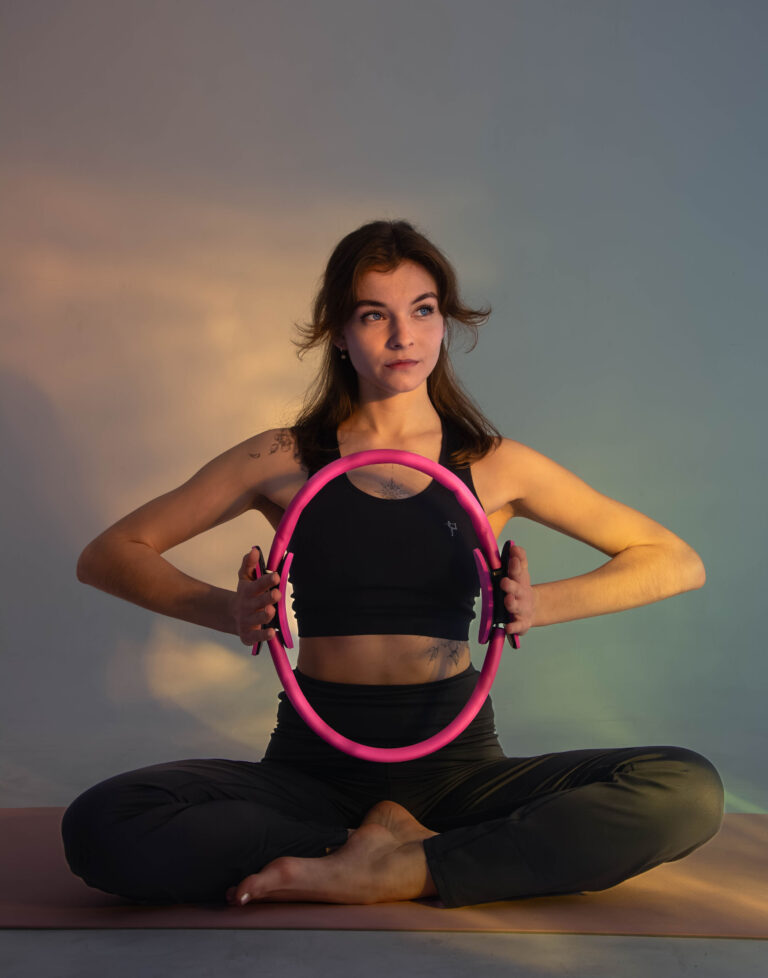 Pilates na macie i relaks To zajęcia, które łączą świadomy ruch z oddechem i relaksem. Pracujemy z ciałem w sposób uważny — wzmacniając je, rozciągając i stopniowo przywracając mu lekkość oraz swobodę. Ruch inspirowany pilatesem, jogą i pracą z centrum ciała pomaga nie tylko poprawić sprawność, ale też poczuć się stabilniej i pewniej w swoim ciele. To nie są zajęcia, które „odhaczasz”. To czas, w którym możesz się zatrzymać i naprawdę poczuć, co dzieje się w Twoim ciele. Dużą częścią praktyki jest oddech i wyciszenie — tak, żeby układ nerwowy mógł się uspokoić, a napięcia stopniowo odpuścić. Zajęcia prowadzone są w kameralnej atmosferze, z uważnością na każdą osobę. Dostosowuję tempo i intensywność tak, żebyś mogła pracować w swoim rytmie — bez presji, ale z poczuciem, że ciało naprawdę się zmienia. To przestrzeń, w której jednocześnie wzmacniasz ciało i odpoczywasz.